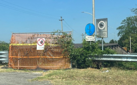 La passerella sulla Muzza a Truccazzano andrà sostituita: “Non si può riparare”