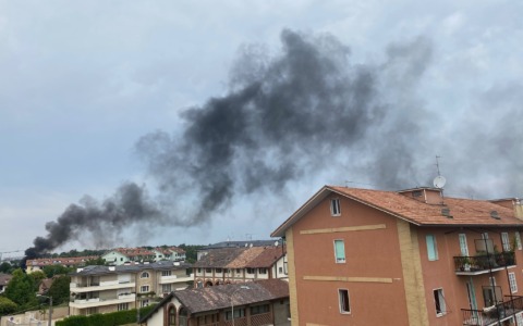 Incendio in un cantiere edile: gli operai domano le fiamme ed evitano il peggio