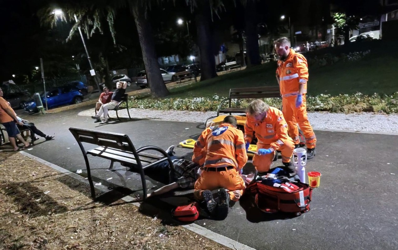 Lo hanno quasi ammazzato di botte e lasciato in strada nell’indifferenza totale