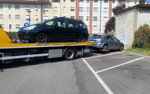 Auto abbandonate da mesi: la Polizia Locale ripulisce strade, piazze e parcheggi