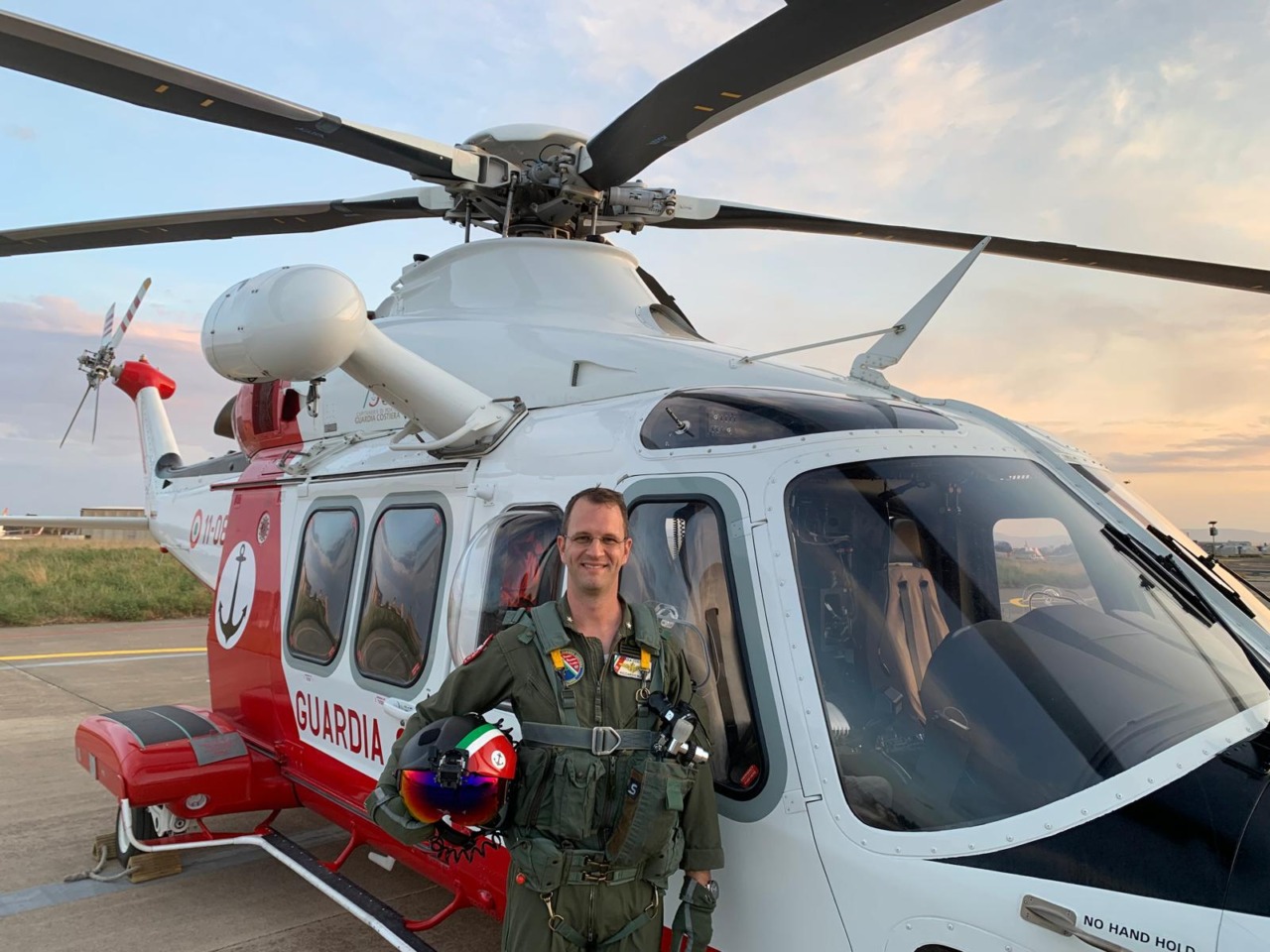 Soccorse gli alluvionati in Emilia dal cielo: premiato con una medaglia al valore della Marina