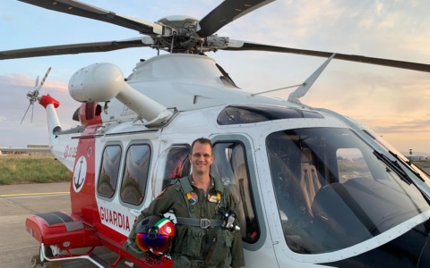 Soccorse gli alluvionati in Emilia dal cielo: premiato con una medaglia al valore della Marina