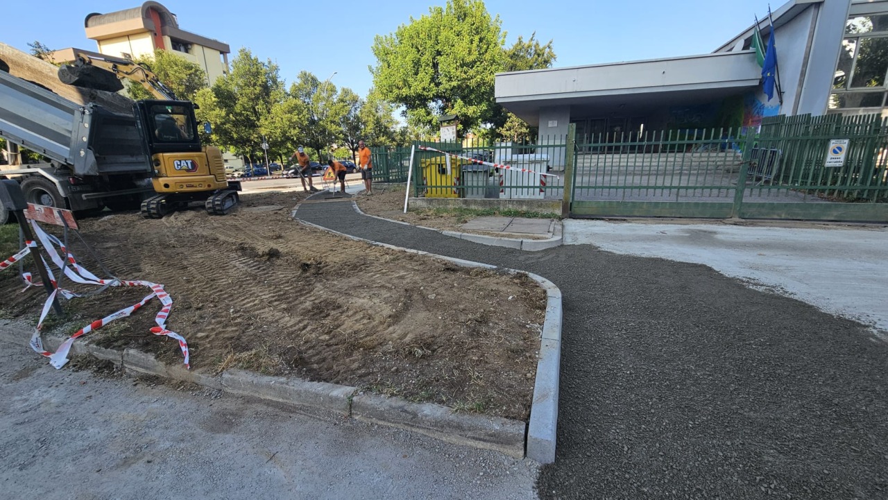 Basta scarpe infangate, rifatto l’ingresso della scuola media