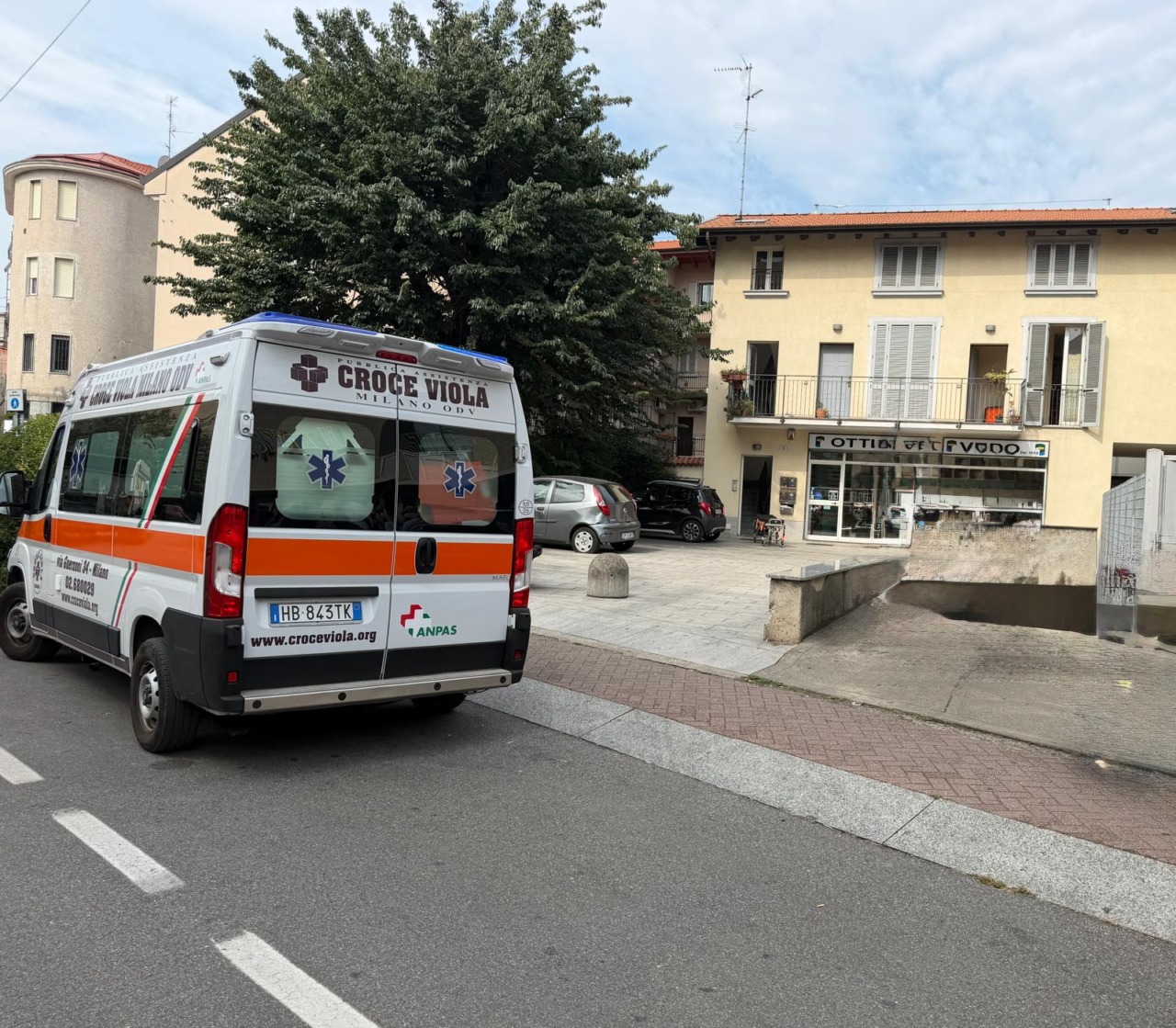 Cade in soggiorno e resta a terra tutta la notte: 80enne salvato dal titolare del negozio sotto casa