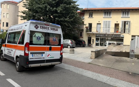 Cade in soggiorno e resta a terra tutta la notte: 80enne salvato dal titolare del negozio sotto casa