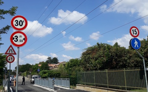 Dopo il crollo post alluvione 2024, il nuovo ponte è terminato e utilizzabile