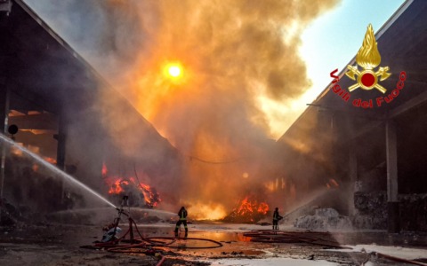 Un altro incendio alle porte di Milano: devastante rogo all’isola ecologica di A2A