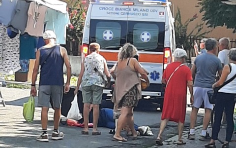 Cliente del mercato cade in una buca nell’asfalto e finisce in ospedale