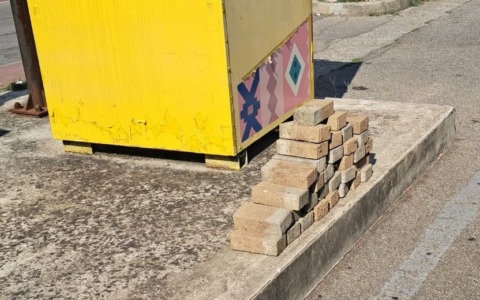 Abbandona 30 piastrelle nel parcheggio: “Pensavo potessero servire a qualcuno”