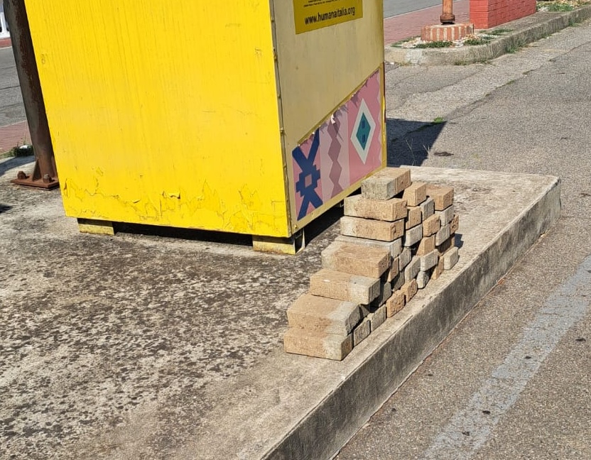 Abbandona 30 piastrelle nel parcheggio: “Pensavo potessero servire a qualcuno”