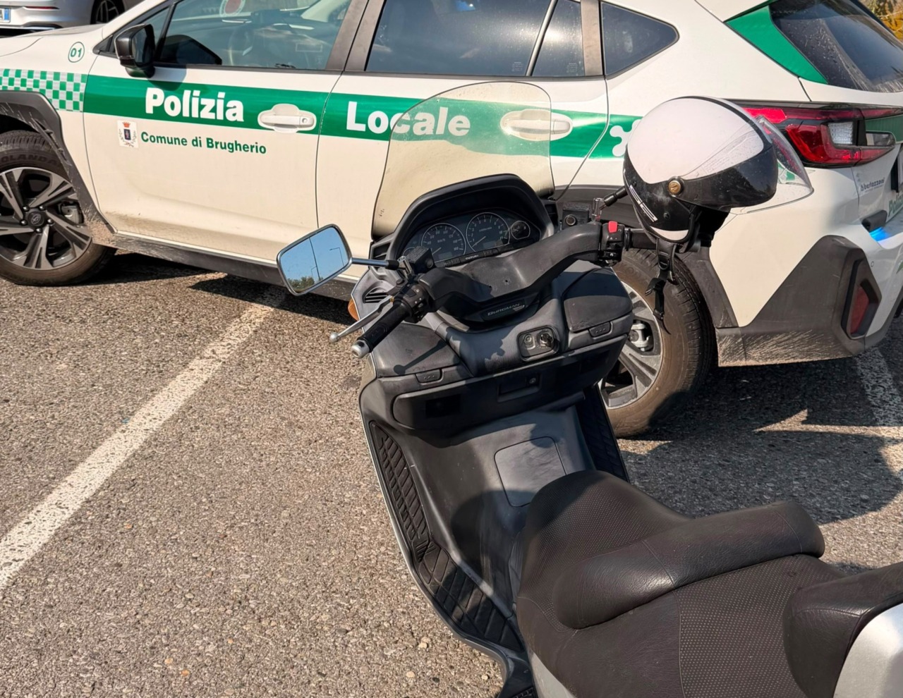 In moto senza patente e assicurazione: mezzo sequestrato e 6.400 euro di multa