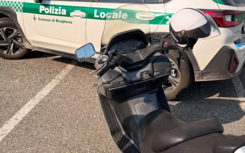 In moto senza patente e assicurazione: mezzo sequestrato e 6.400 euro di multa