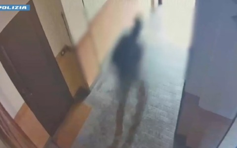 Aggredisce e accoltella il custode di un palazzo per rubargli il portafoglio