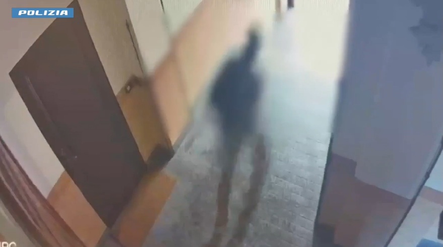 Aggredisce e accoltella il custode di un palazzo per rubargli il portafoglio