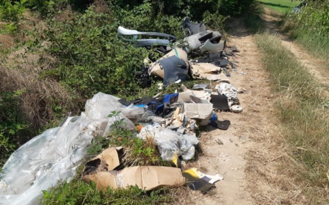 Nei campi “fioriscono” paraurti e parti di automobile