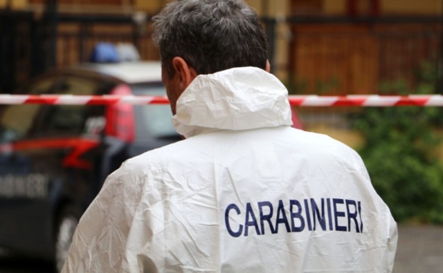 Cattivo odore e il cane che non smette di abbaiare: scoperti i corpi di due coniugi, erano morti da giorni