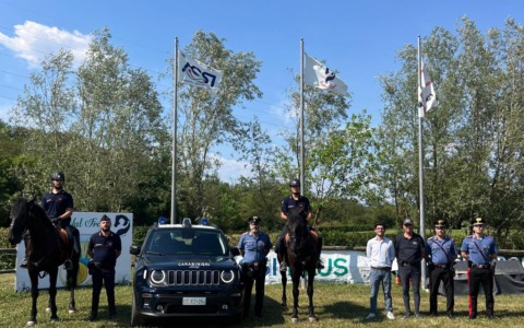 Trezzo saluta i Carabinieri a cavallo dopo i pattugliamenti lungo Adda e Naviglio