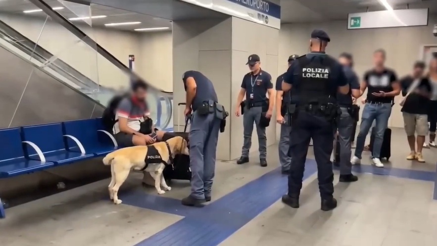 Controlli alle stazioni metro, bus e a Linate: la maxi operazione delle forze di Polizia