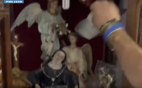 L’altarino dei santi era il nascondiglio per la cocaina: arrestato spacciatore 29enne