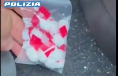 Nascondeva la droga nel freno a mano, in un pennarello e nel burrocacao: beccato