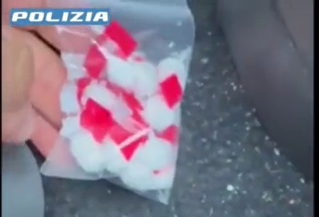 Nascondeva la droga nel freno a mano, in un pennarello e nel burrocacao: beccato