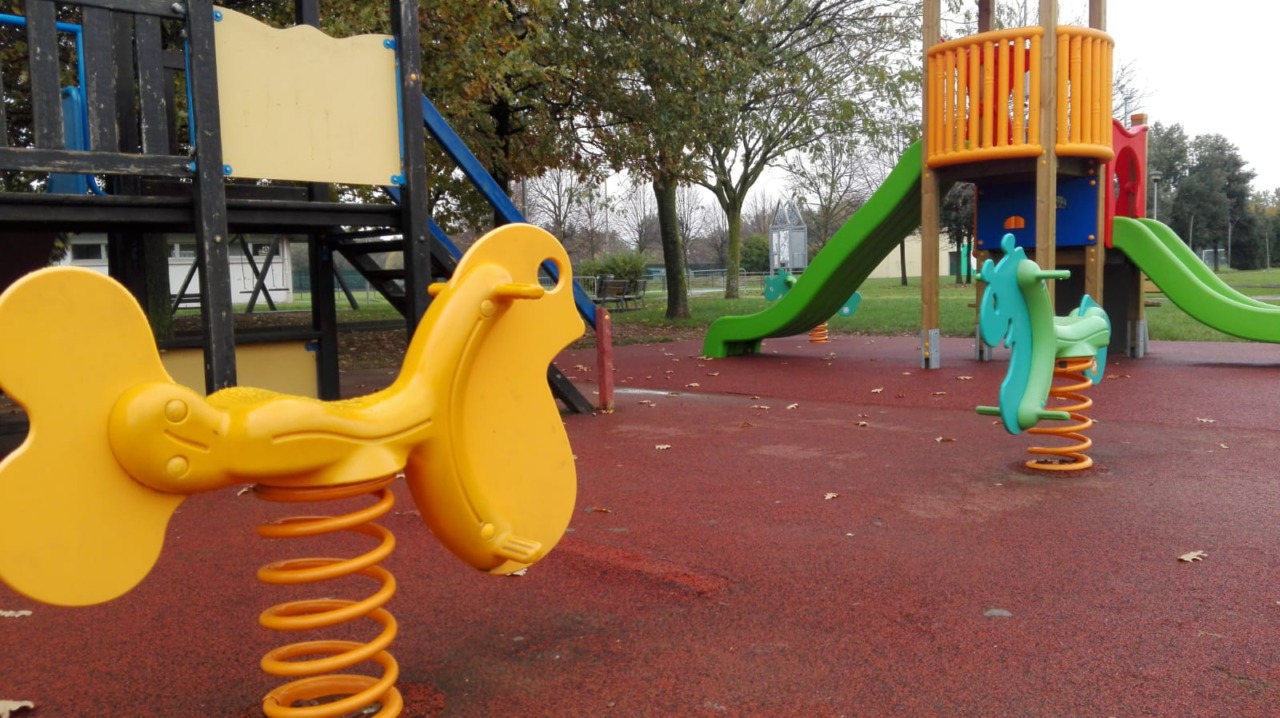 Via libera alla riqualificazione dell’area giochi del centro sportivo, “Ma coinvolgendo il gestore”