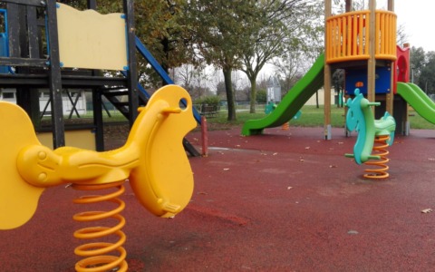 Via libera alla riqualificazione dell’area giochi del centro sportivo, “Ma coinvolgendo il gestore”