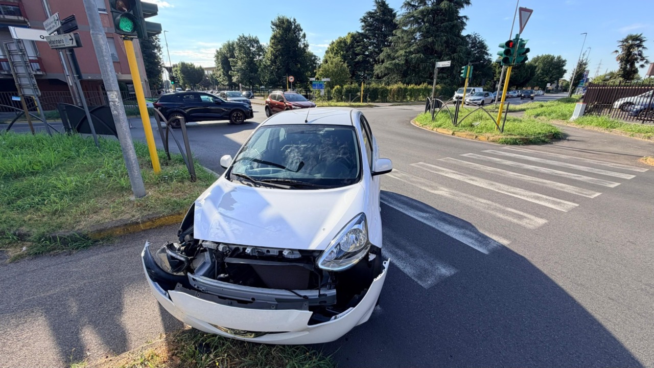 Scontro all’incrocio tra due auto: sul posto la Polizia Locale