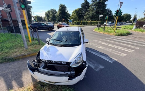 Scontro all’incrocio tra due auto: sul posto la Polizia Locale