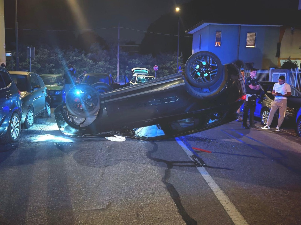 Ubriaco alla guida di un Suv colpisce le auto in sosta e si ribalta