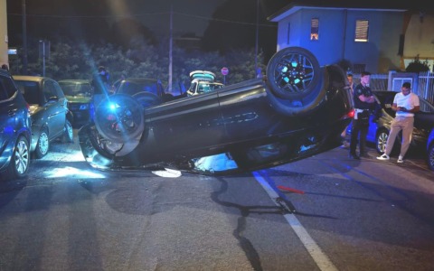 Ubriaco alla guida di un Suv colpisce le auto in sosta e si ribalta