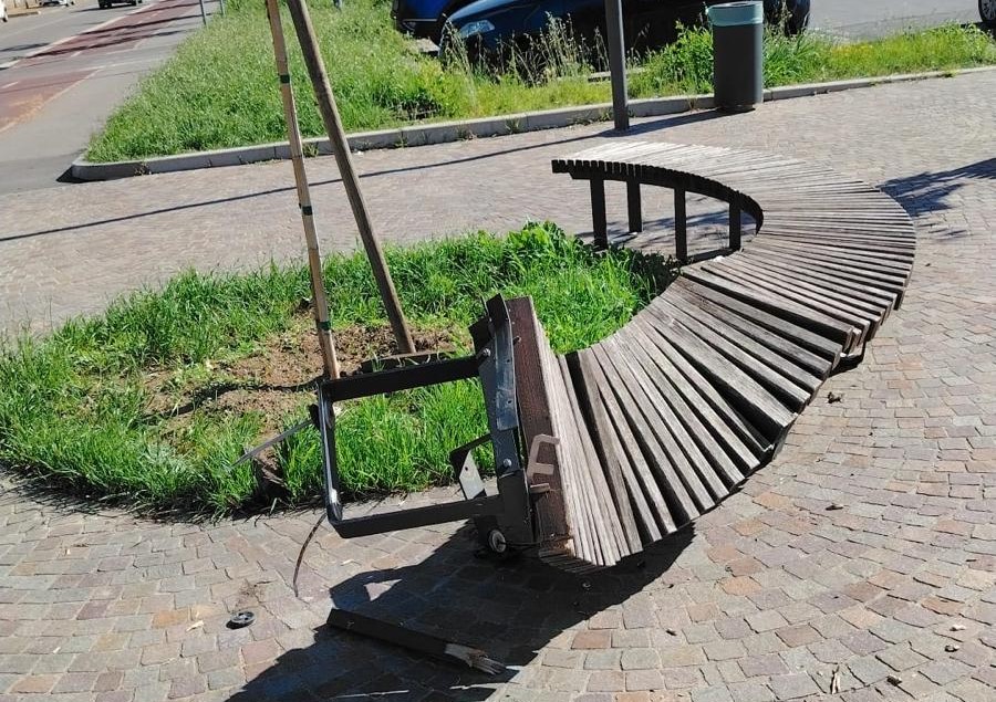 Sfonda una panchina con il furgone e scappa: rintracciato con le telecamere