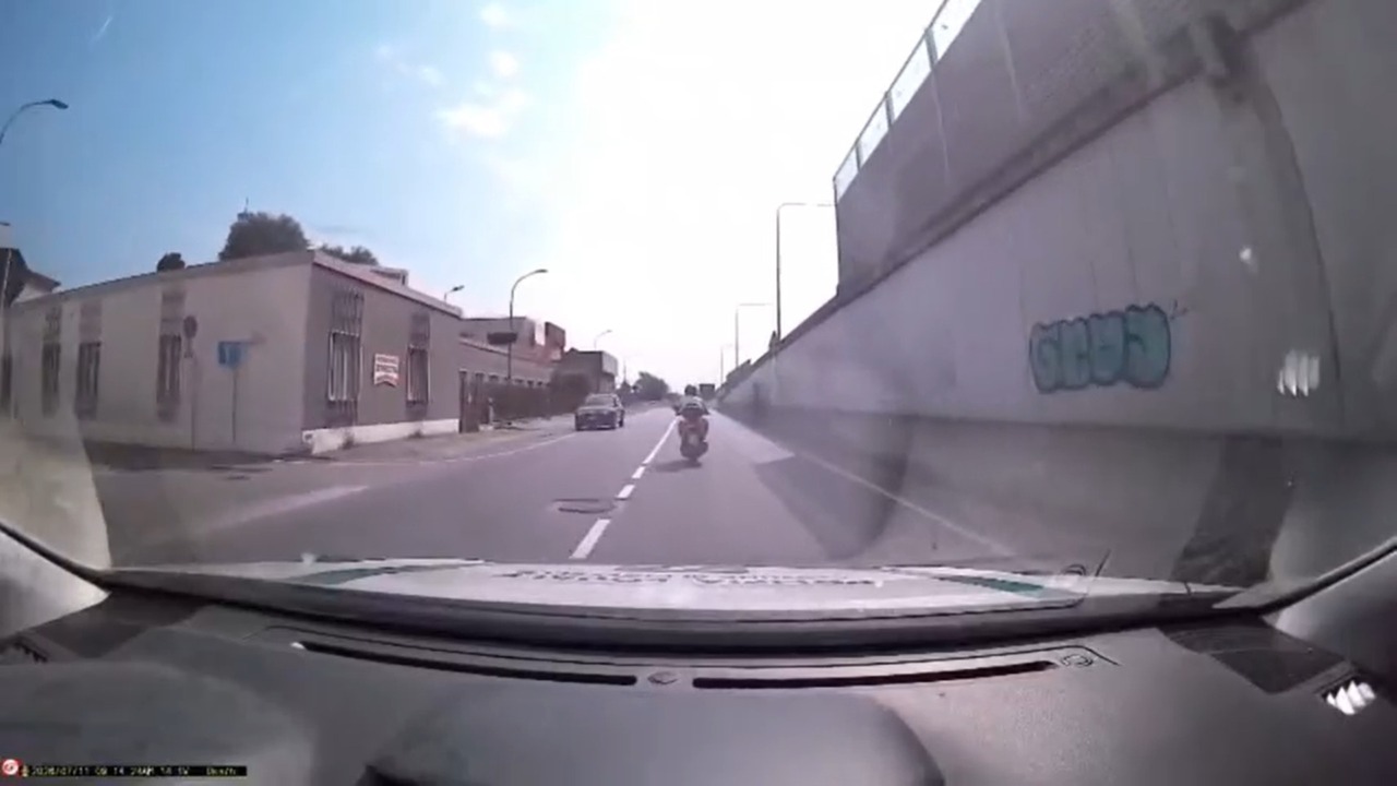 A bordo di un motorino rubato scappa dalla Polizia Locale in mezzo ai campi: identificato e denunciato