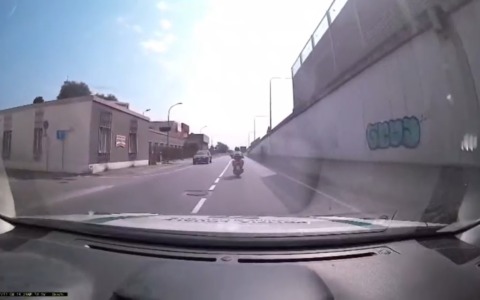 A bordo di un motorino rubato scappa dalla Polizia Locale in mezzo ai campi: identificato e denunciato