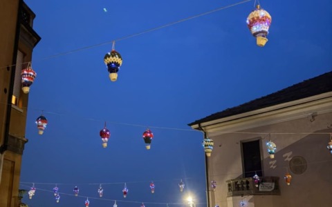 Nuova vita per le mongolfiere all’uncinetto: faranno “volare” un progetto per i ragazzi con disabilità