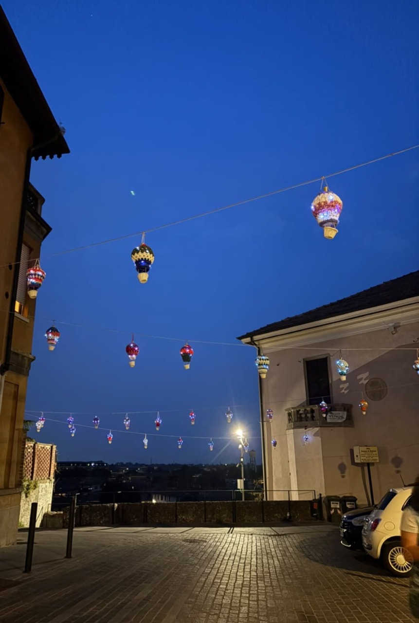 Nuova vita per le mongolfiere all’uncinetto: faranno “volare” un progetto per i ragazzi con disabilità