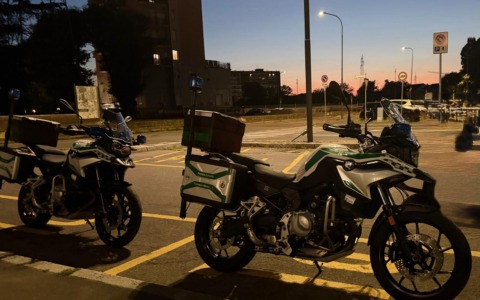Scappa e impenna davanti alla Polizia Locale: motociclista 19enne fermato dopo l’inseguimento