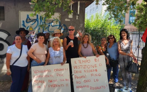 “Non ci pagano più il tempo per vestirci”, protesta in casa di riposo