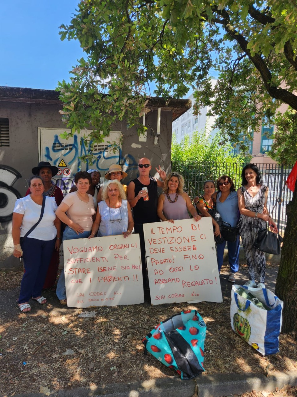 “Non ci pagano più il tempo per vestirci”, protesta in casa di riposo