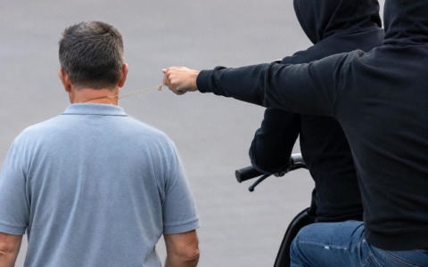 Scippi e rapine di collanine: due arresti dei Carabinieri