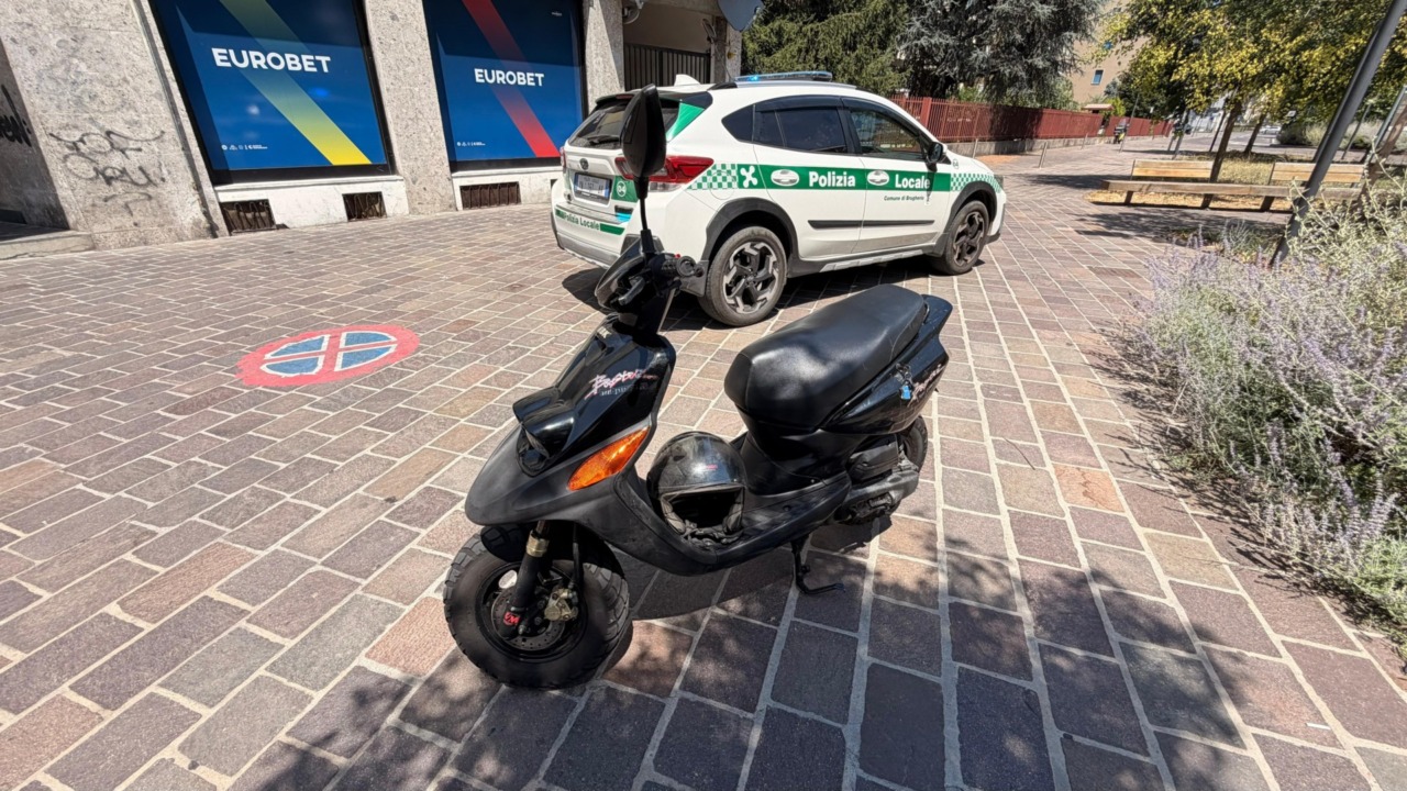 Scooter “fantasma” senza assicurazione e libretto e col numero di telaio cancellato: denuncia e 5mila euro di multe