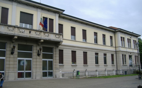 Cade dalle scale della scuola durante il saggio del figlio: mamma fa causa al Comune