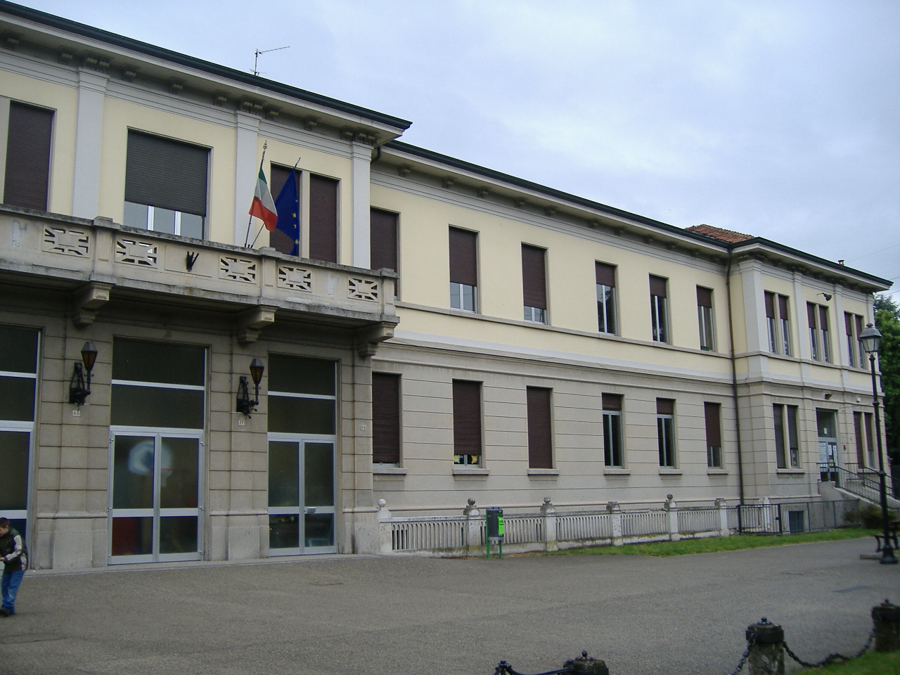 Cade dalle scale della scuola durante il saggio del figlio: mamma fa causa al Comune