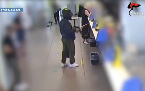 Spararono a un uomo nella sua camera e misero a segno rapine in posta e al supermercato: due arresti