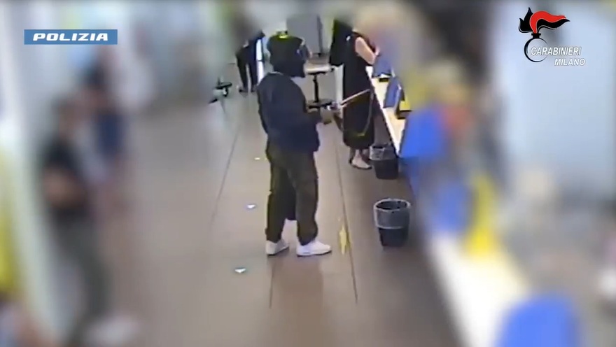 Spararono a un uomo nella sua camera e misero a segno rapine in posta e al supermercato: due arresti