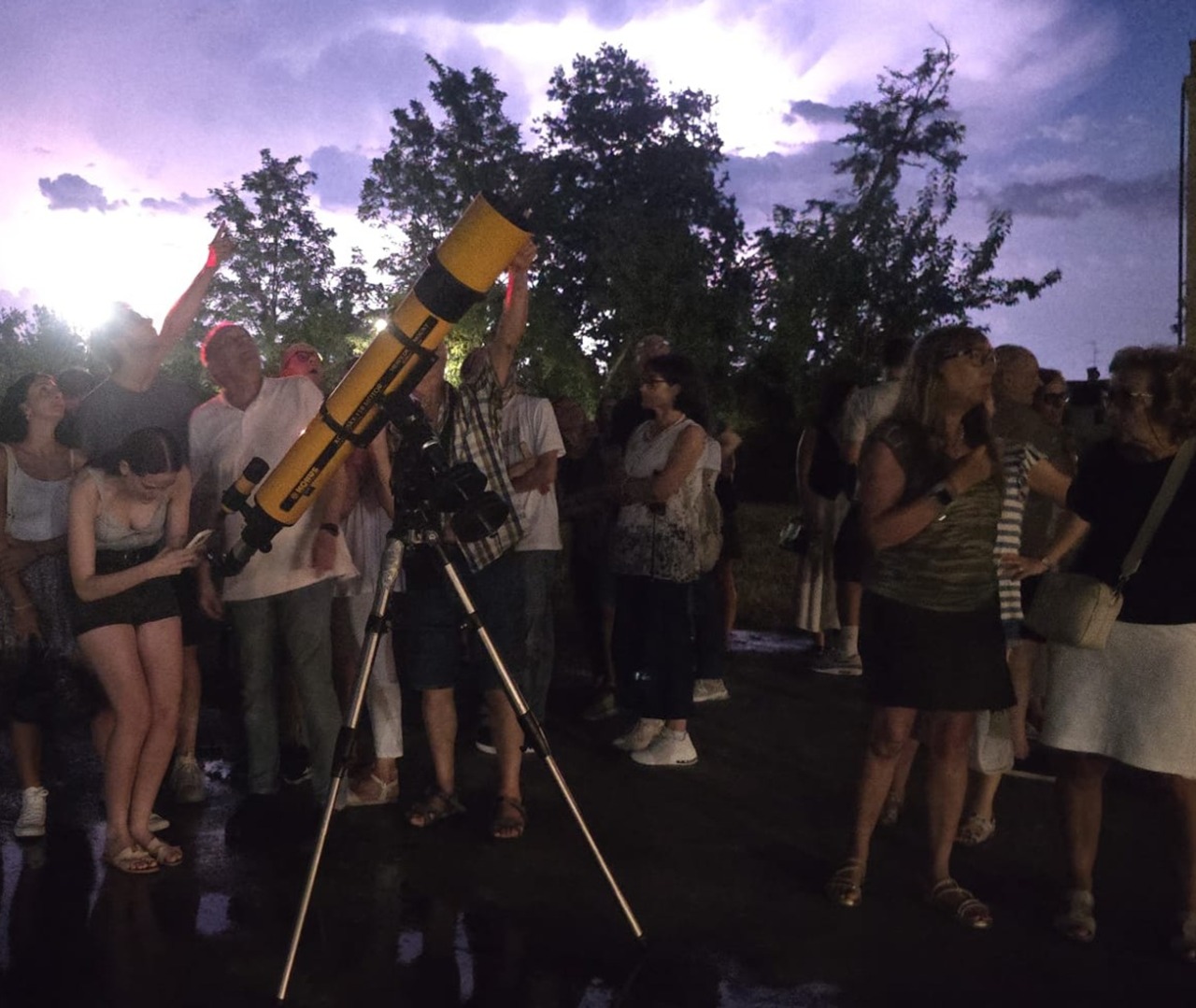 Altro che Francia-Inghilterra, a decine a guardare le stelle con gli astrofili