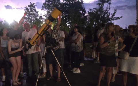 Altro che Francia-Inghilterra, a decine a guardare le stelle con gli astrofili