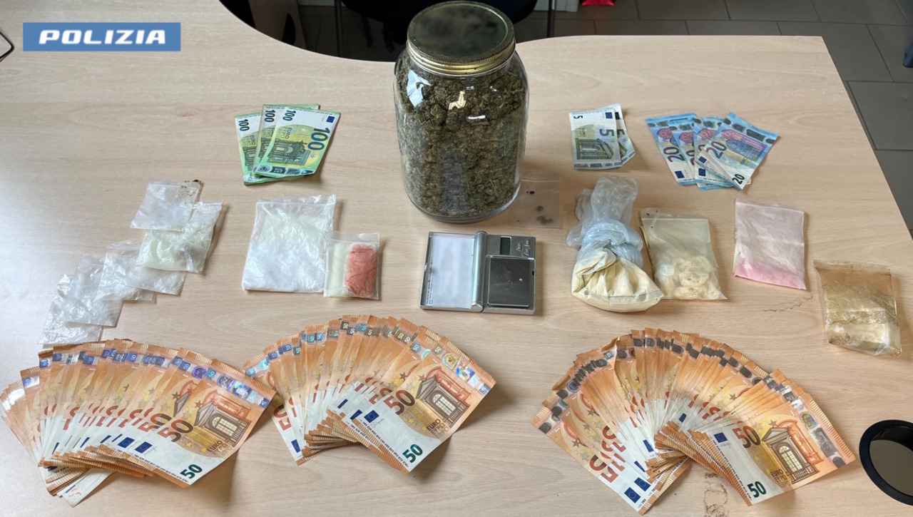 Nell’auto avevano il minimarket della droga: in manette coppia di spacciatori