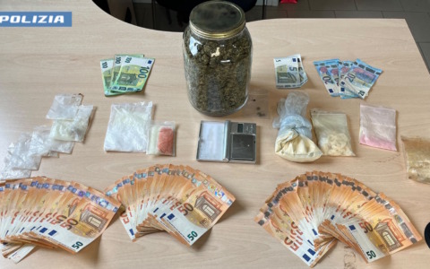 Nell’auto avevano il minimarket della droga: in manette coppia di spacciatori