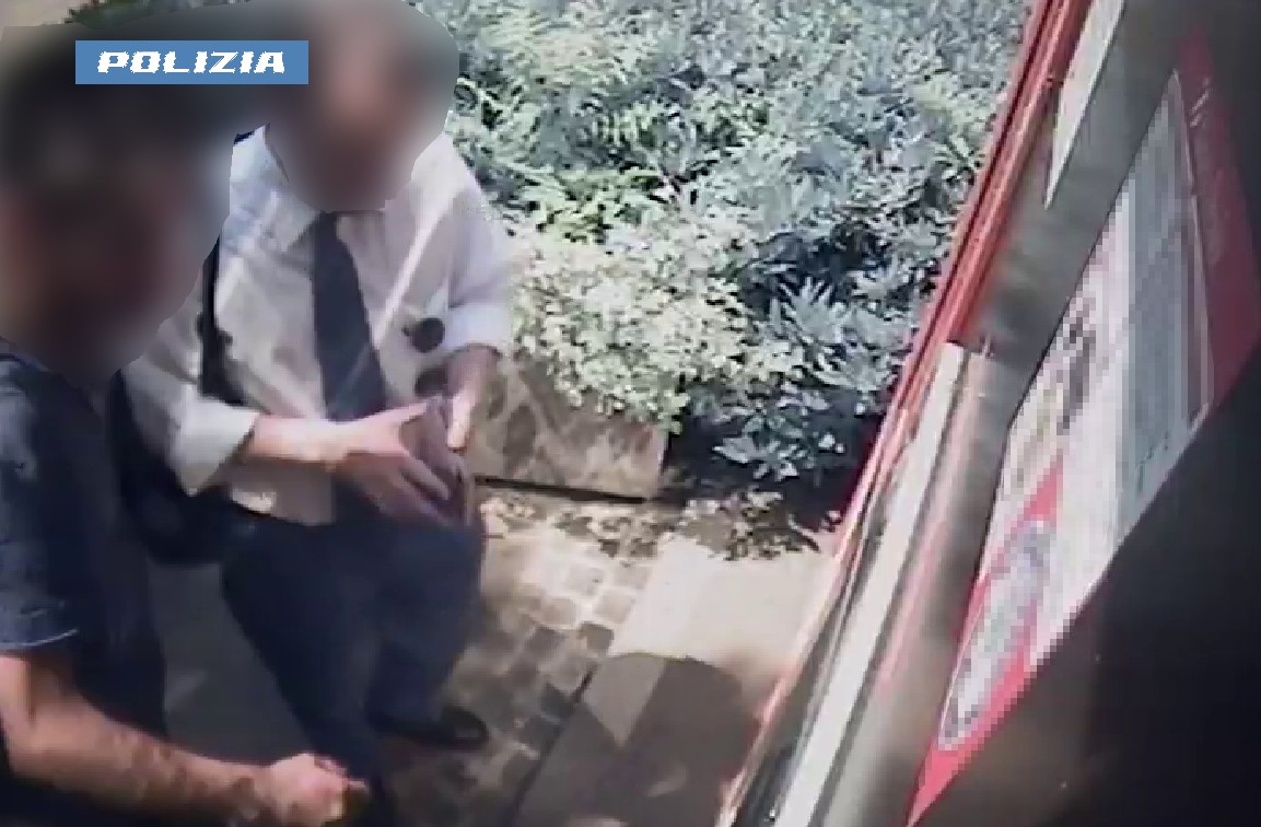 Rapina un 35enne e lo costringe a prelevare al bancomat: arrestato un 48enne